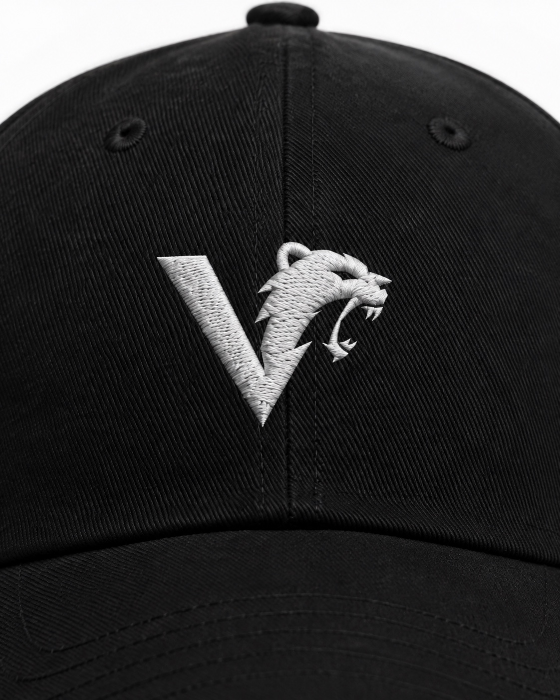 Detalhe do símbolo V integrado ao urso bordado em branco no Boné Essential VORAZ