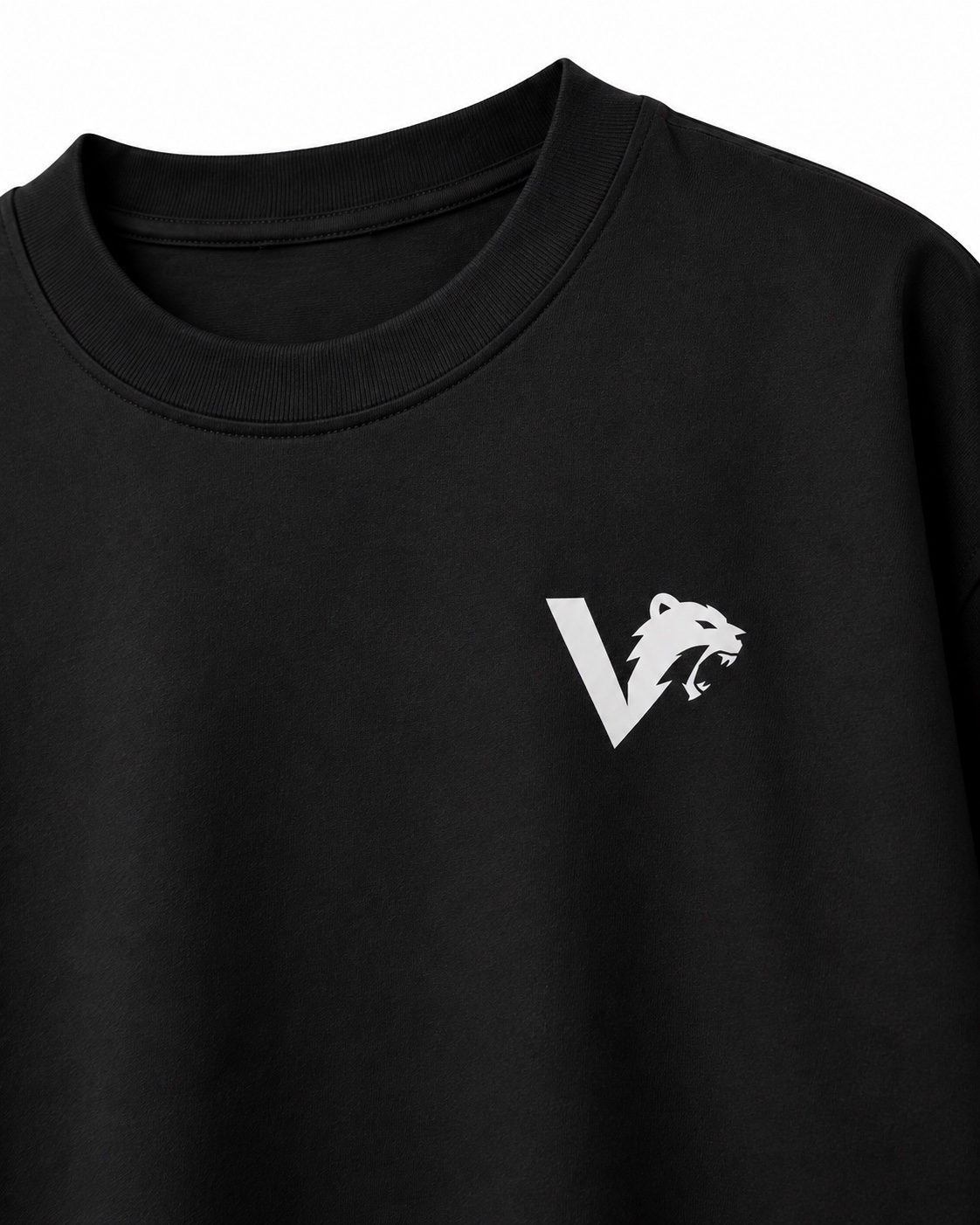 Detalhe da gola canelada e da estampa DTF branca da camiseta VORAZ Essential Black