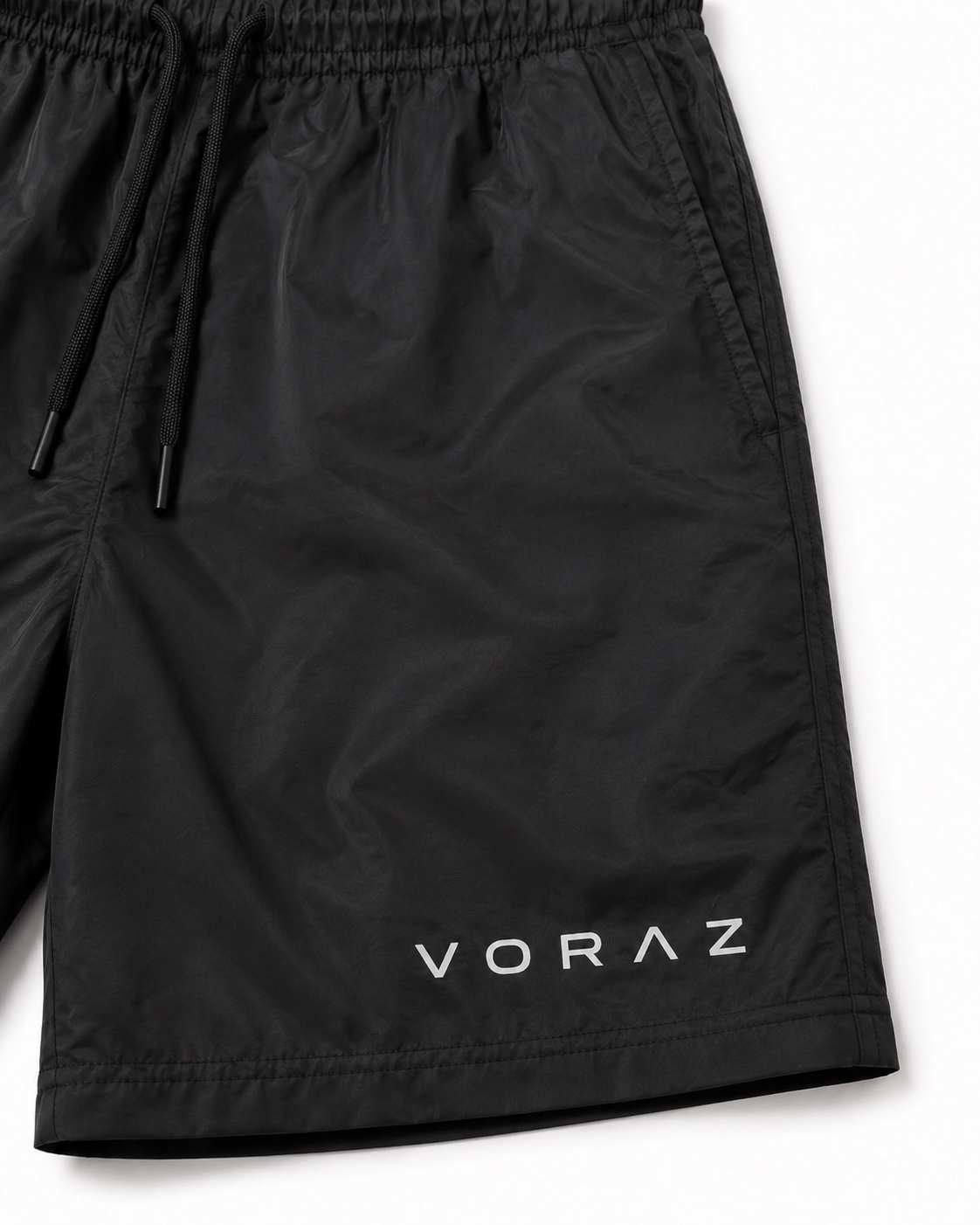 Detalhe do cós, cordão, bolso e assinatura VORAZ na Bermuda Essential preta