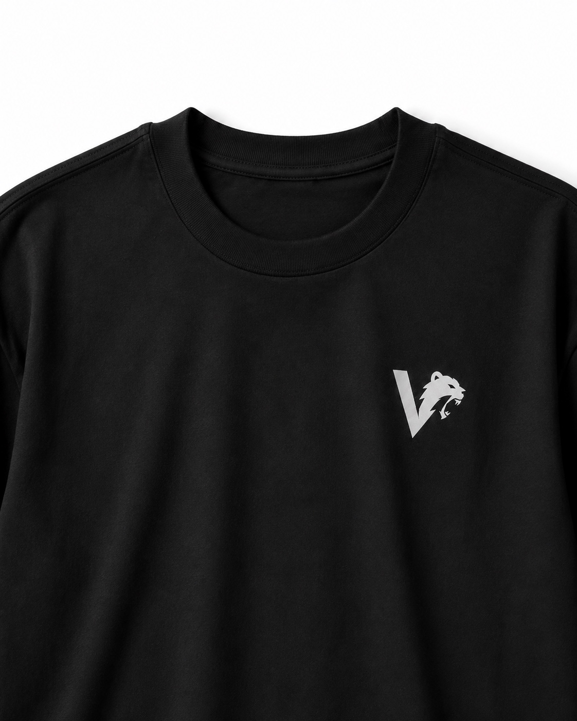 Detalhe da gola canelada e do símbolo VORAZ branco na camiseta oversized preta
