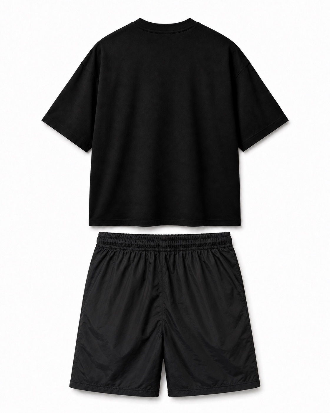 Vista traseira do Kit Essential VORAZ com camiseta oversized e bermuda pretas