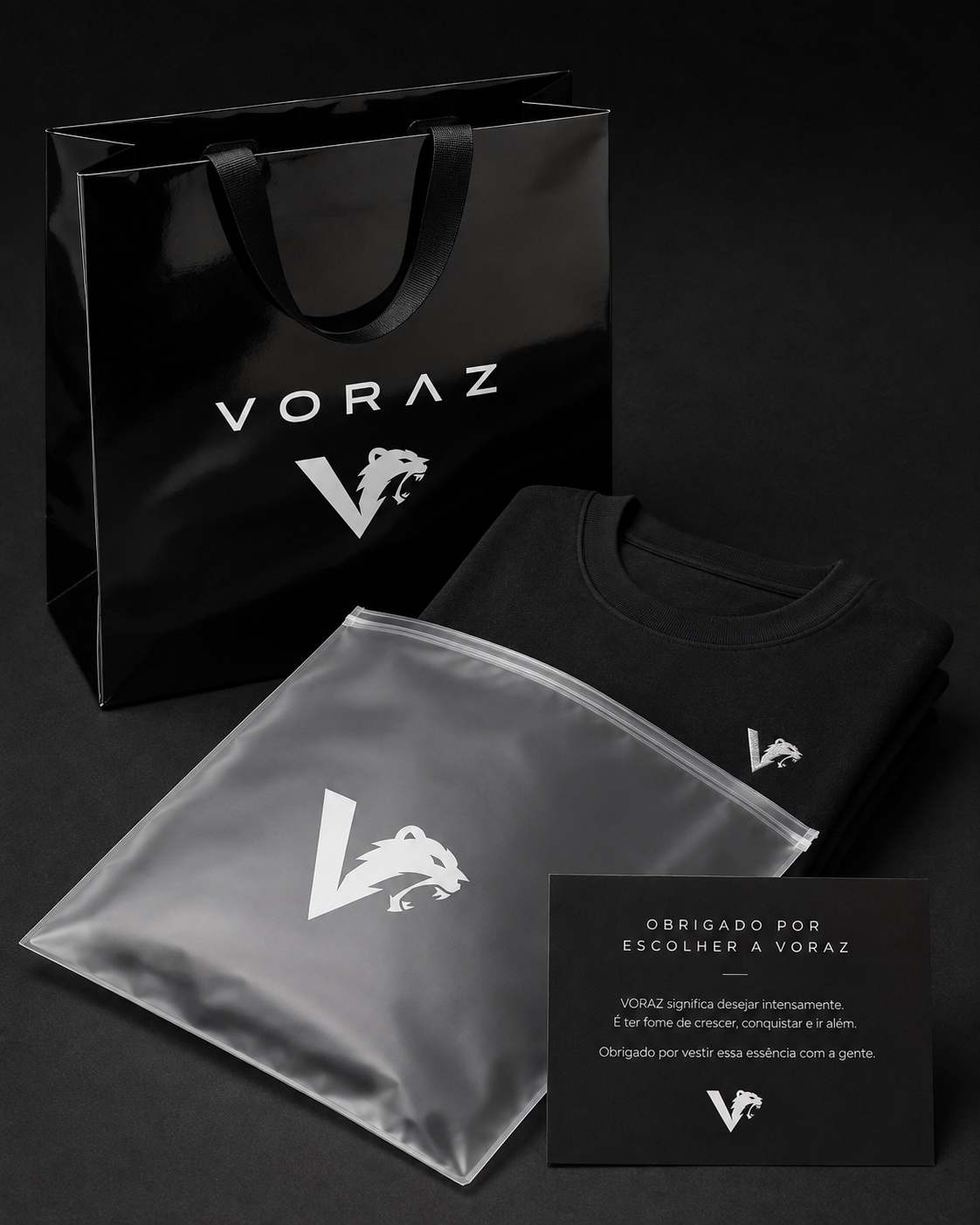 Experiência de embalagem VORAZ com sacola preta brilhosa, saco zip, camiseta e cartão de agradecimento